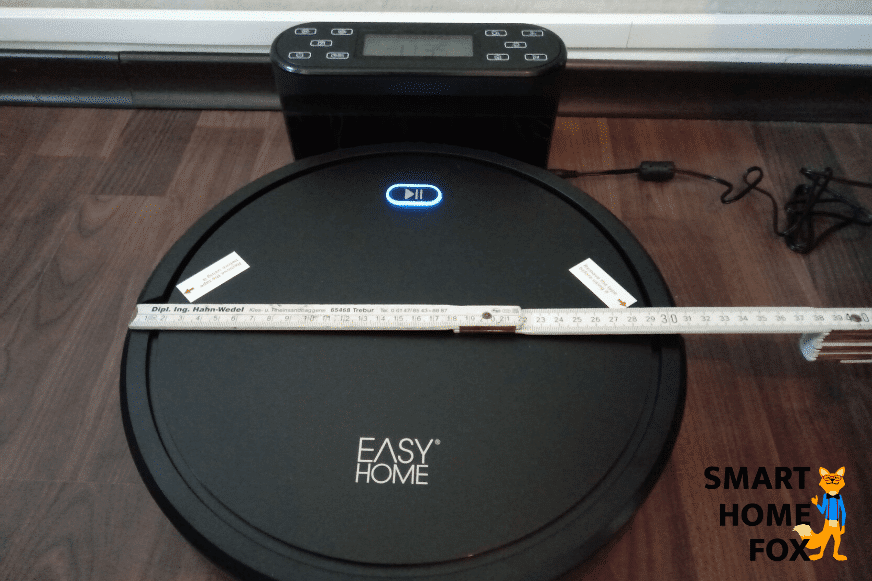 Моющий робот измеряется линейкой